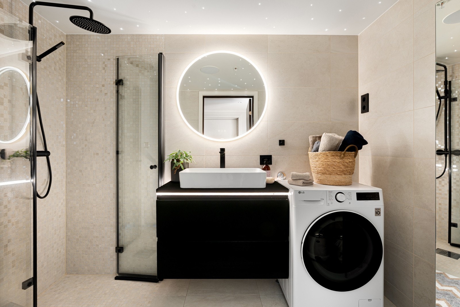 Lyst og tiltalende bad med fine detaljer og innfelt Sonos-høyttaler i taket som gir trådløs musikkstyring rett fra mobilen - Perfekt for en luksuriøs start på dagen! Galleribilde