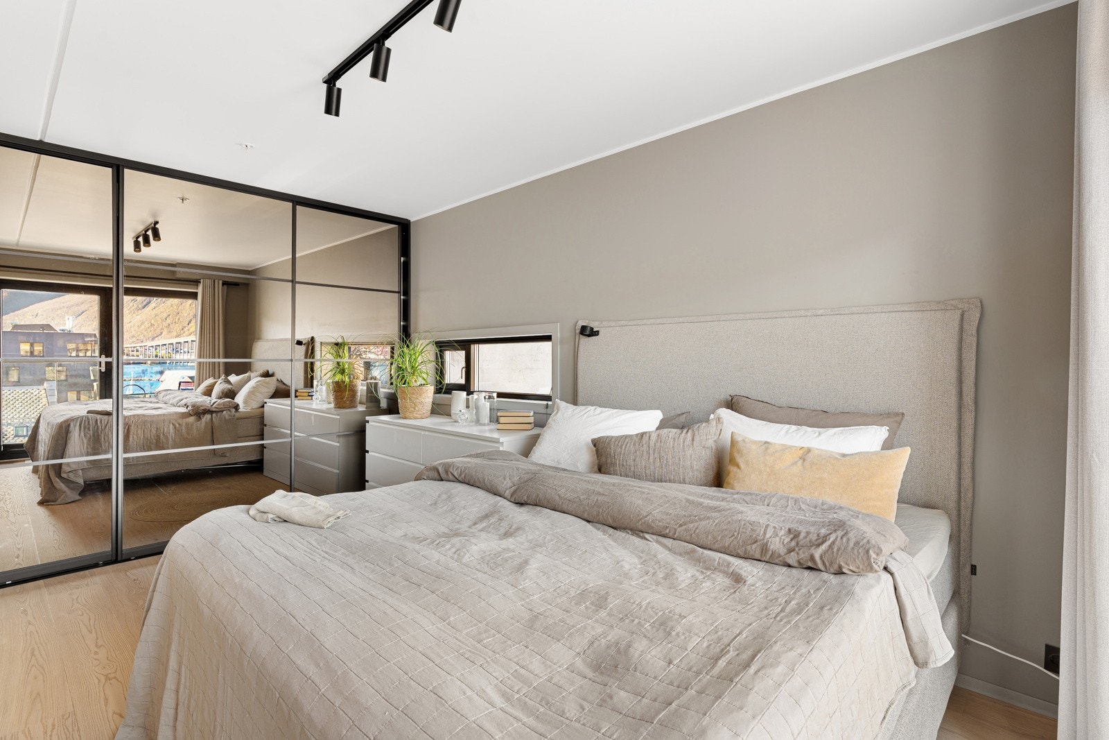 Stor garderobeløsning med god plass til alle klærne dine! Galleribilde