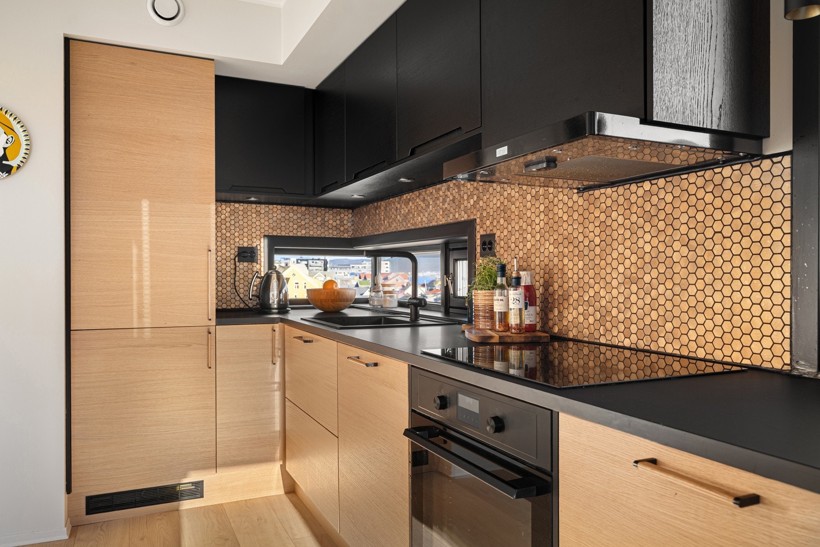 Kjøkkenet er velutstyrt med integrerte hvitevarer som inkluderer kjøl/fryseskap, oppvaskmaskin, induksjonstopp, stekeovn og vannstoppsystem. Galleribilde