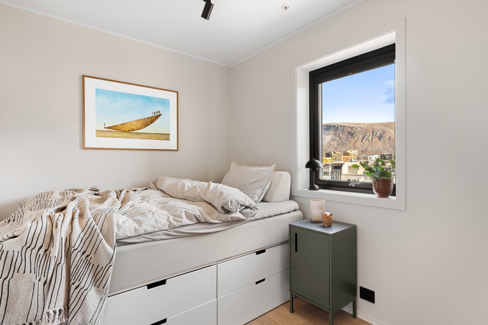 Soverom 2 egner seg utmerket som barnerom, gjesteværelse eller hjemmekontor. Galleribilde