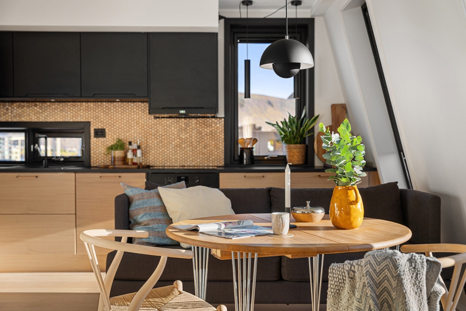 Spisestuen er praktisk plassert like ved kjøkkenet. Galleribilde