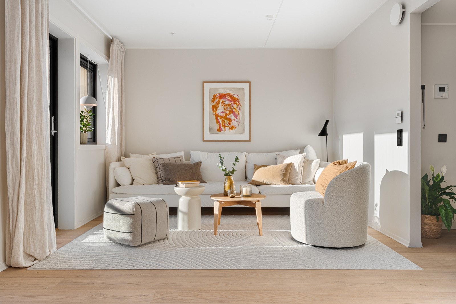 De store vindusflatene slipper inn rikelig med dagslys noe som gjør at stua oppleves lys og luftig. Leilighetens utforming gjør den enkel å møblere, her har du en perfekt sofakrok. Galleribilde