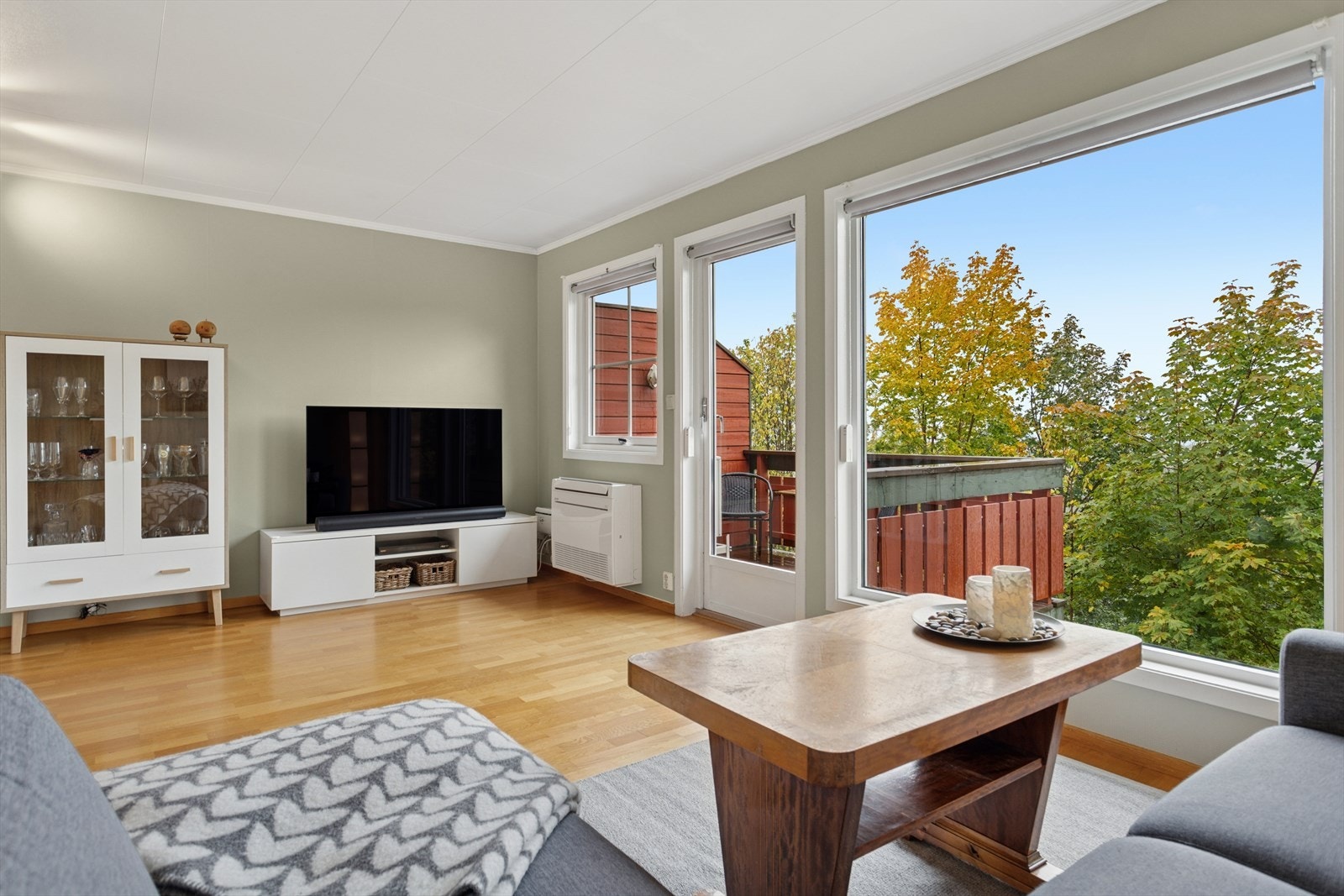 Det ble installert en ny og effektiv varmepumpe på stuen i 2022. Galleribilde