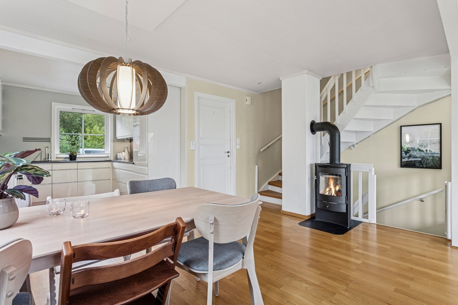 Vedovnen er rentbrennende og gir både god varme og en koselig atmosfære. Galleribilde