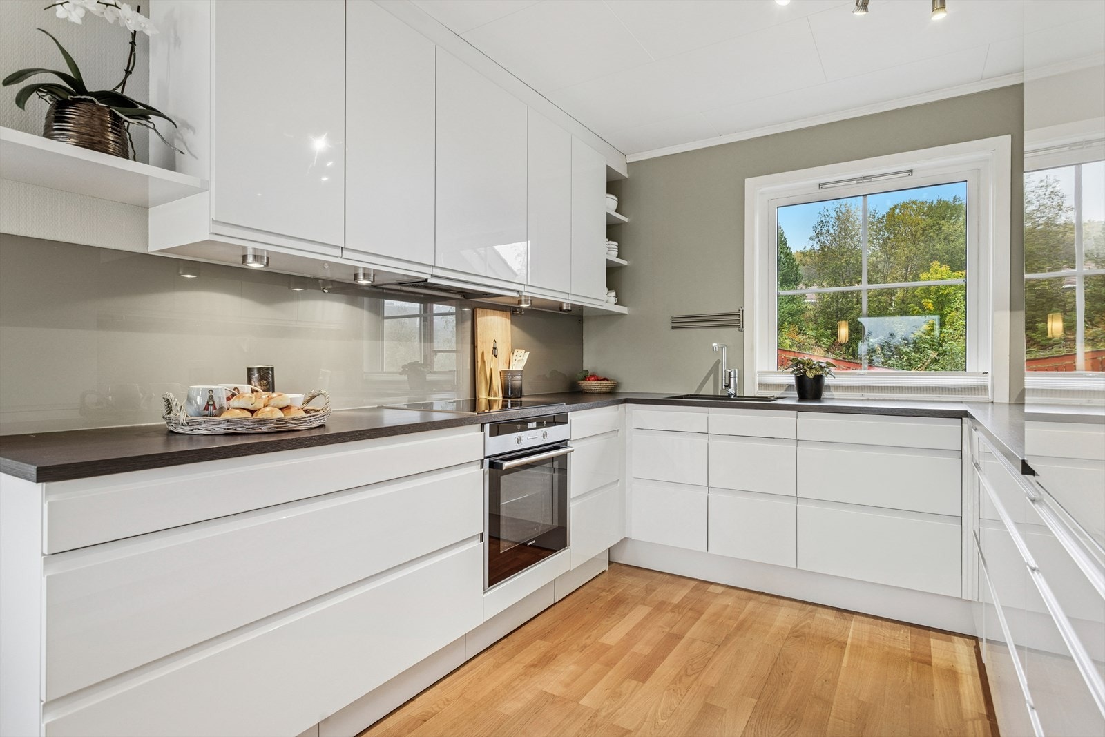 Stilrent og lekkert kjøkken med integrert kjøleskap, oppvaskmaskin, platetopp, stekeovn og ventilator. Galleribilde