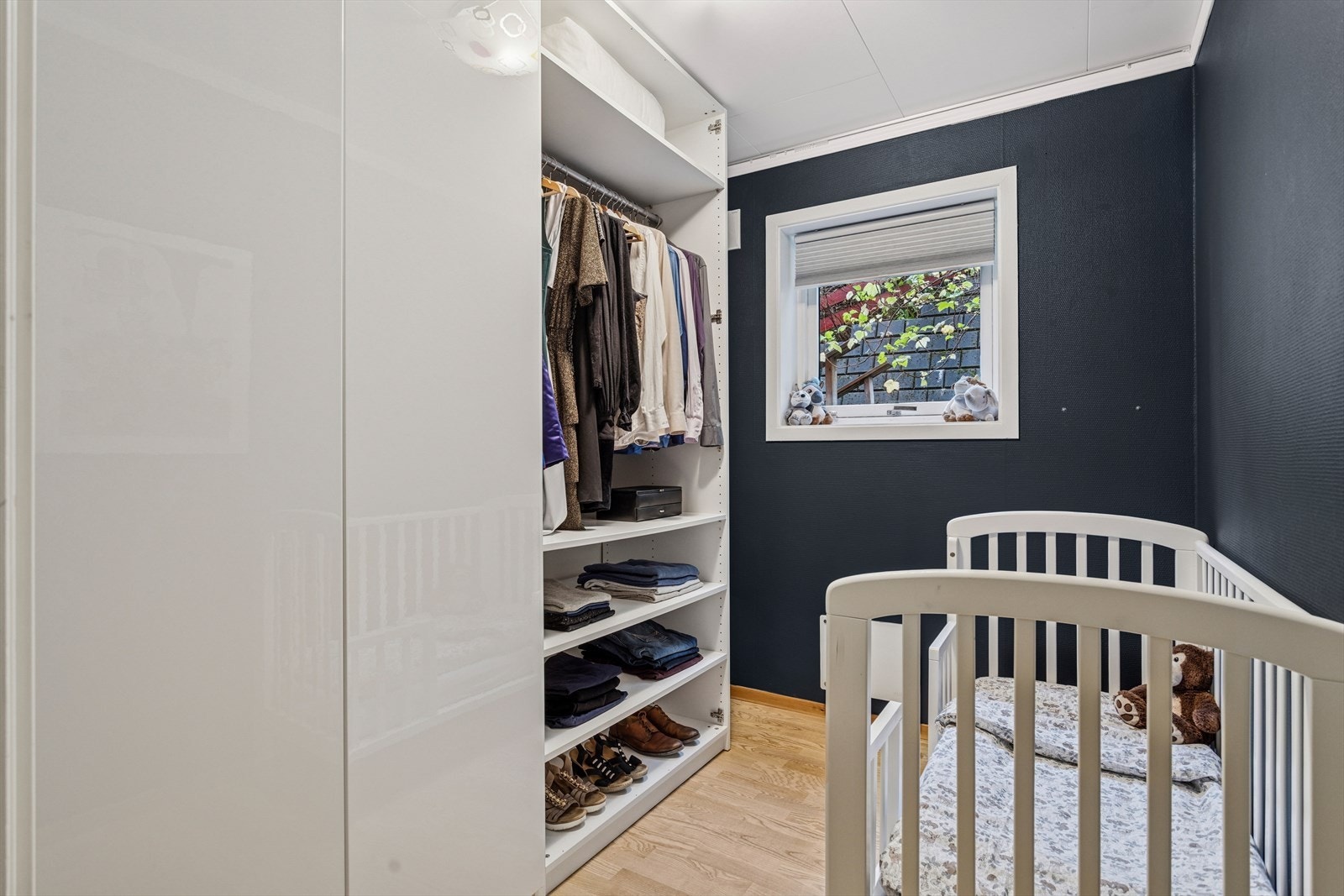 Det minste soverommet er utstyrt med en stor garderobeløsning fra PAX. Galleribilde