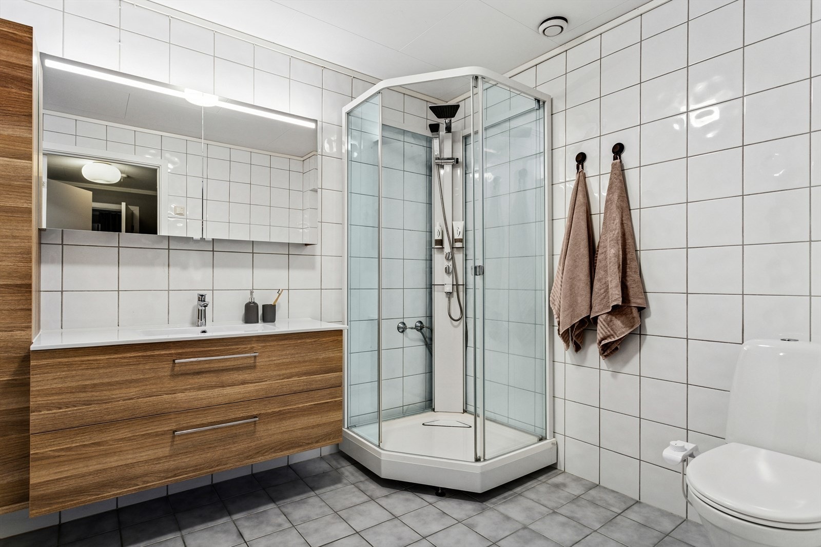 Stort og flislagt baderom som måler 6,1 kvm. Galleribilde