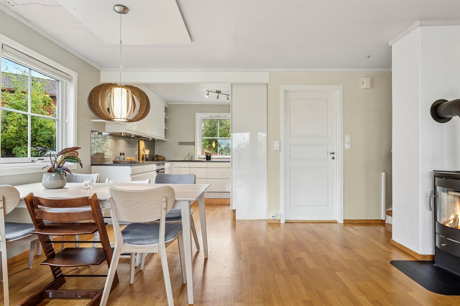 Spisegruppen har sin naturlige plass ved den åpne løsningen mot kjøkkenet. God plass til et fullt spisebord - perfekt for både hverdagsmåltider og gjestemiddager. Galleribilde