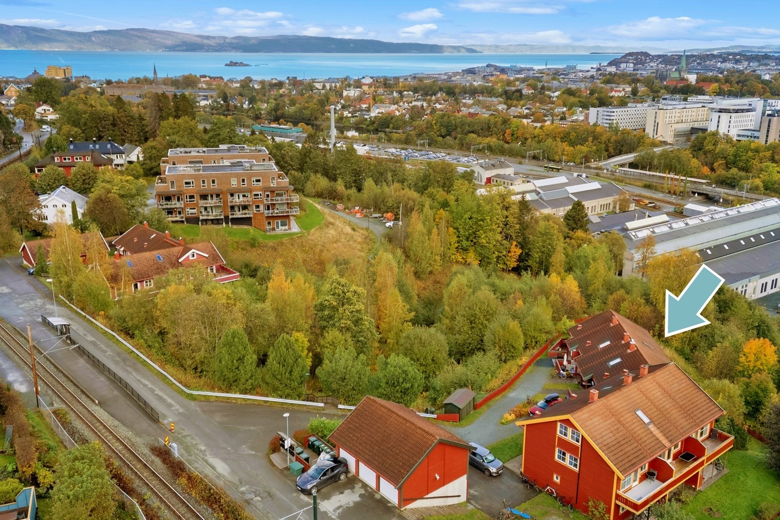 Rolig og tilbaketrukket beliggenhet på nedre del av Byåsen. Herfra er det kort vei til blant annet St. Olavs hospital og det er også trikkestopp i umiddelbar nærhet. Galleribilde