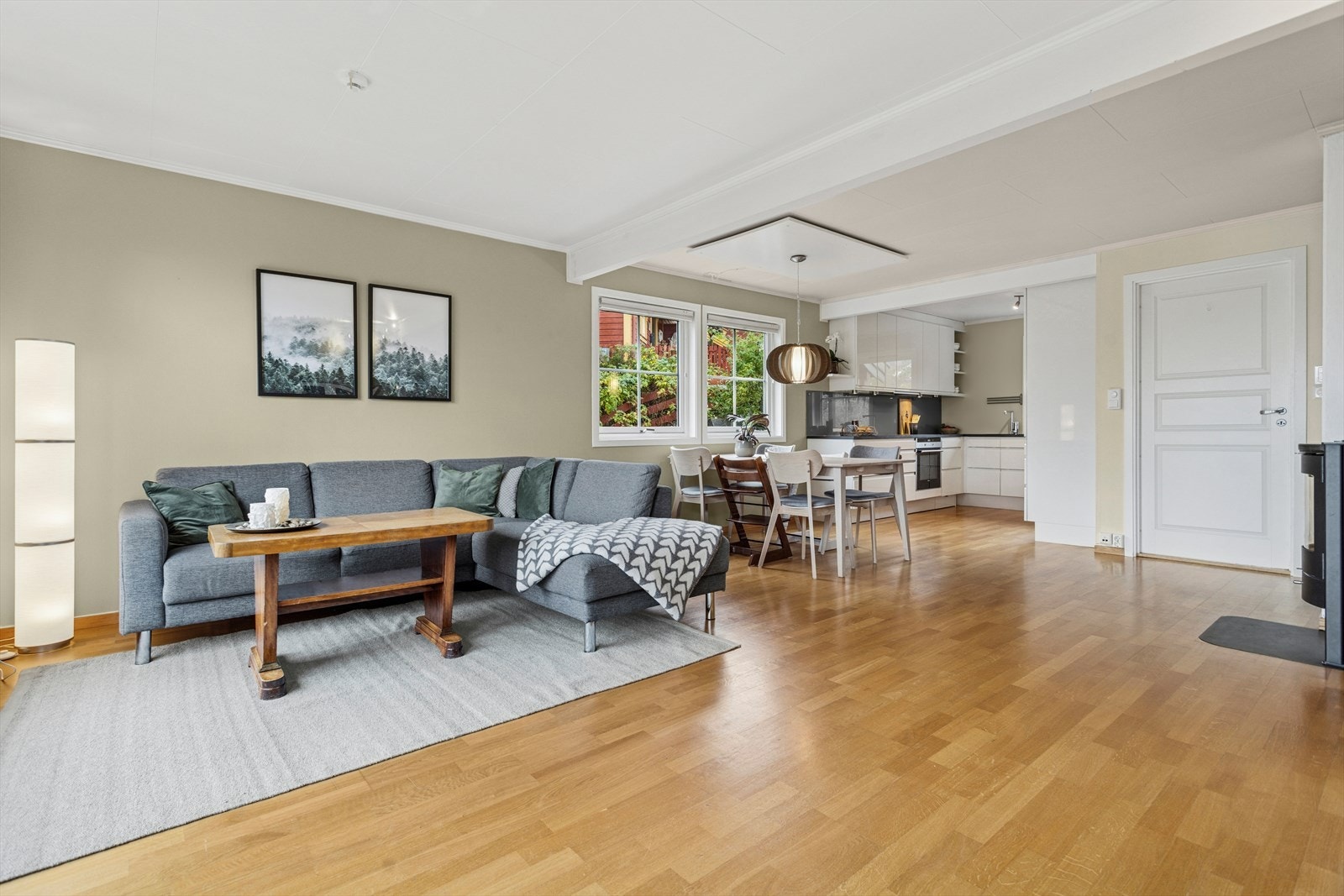 Stor og lys stue/kjøkken som måler omtrent 41 kvm. Galleribilde