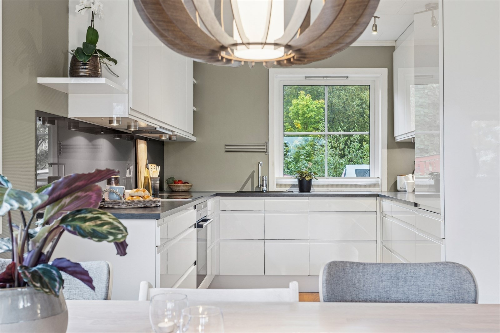 Her er det god benkplass og mye lagringsplass i overskap, skuffer og skap. Galleribilde