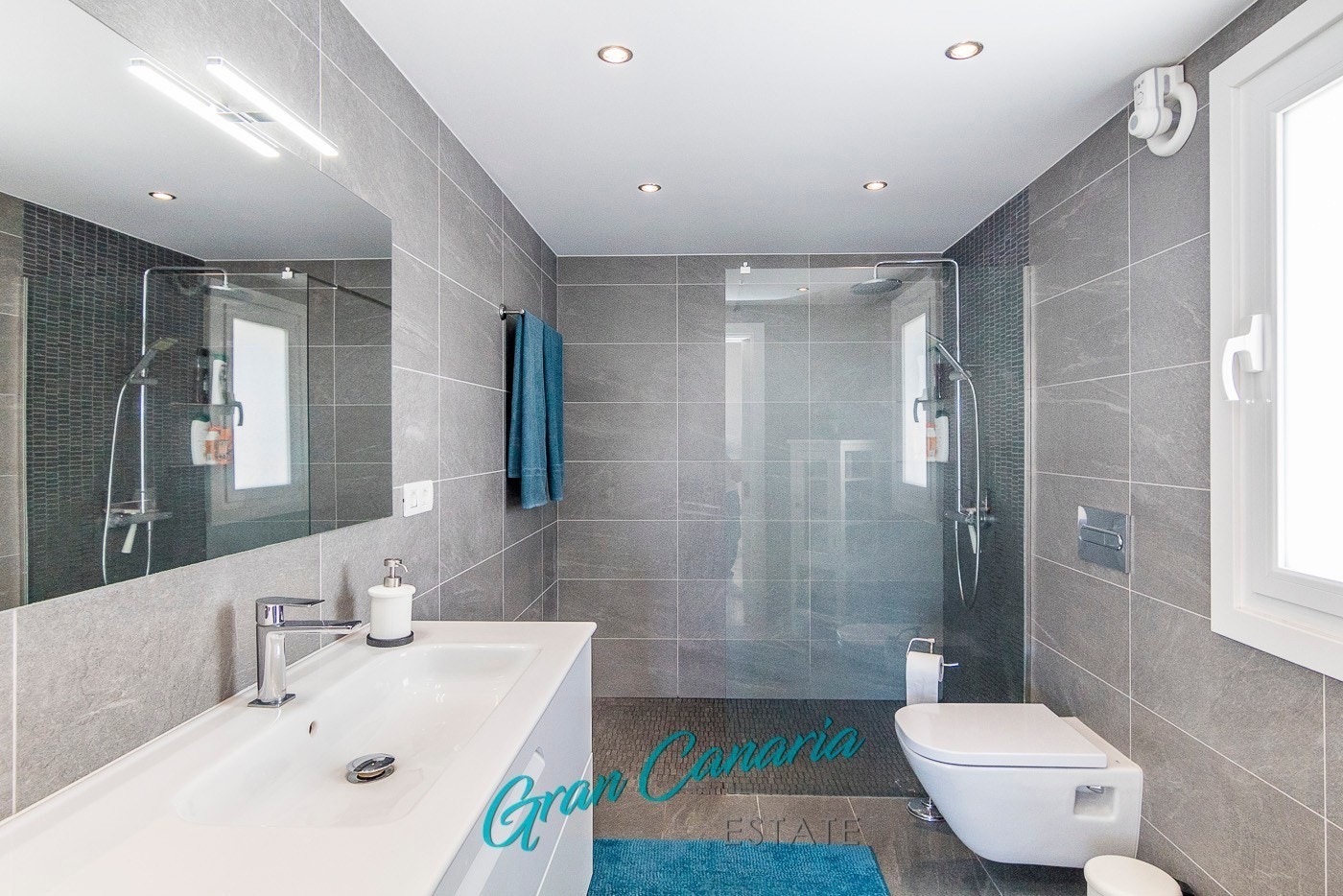 Ensuite fra hoved soverommet, nylig oppusset Galleribilde