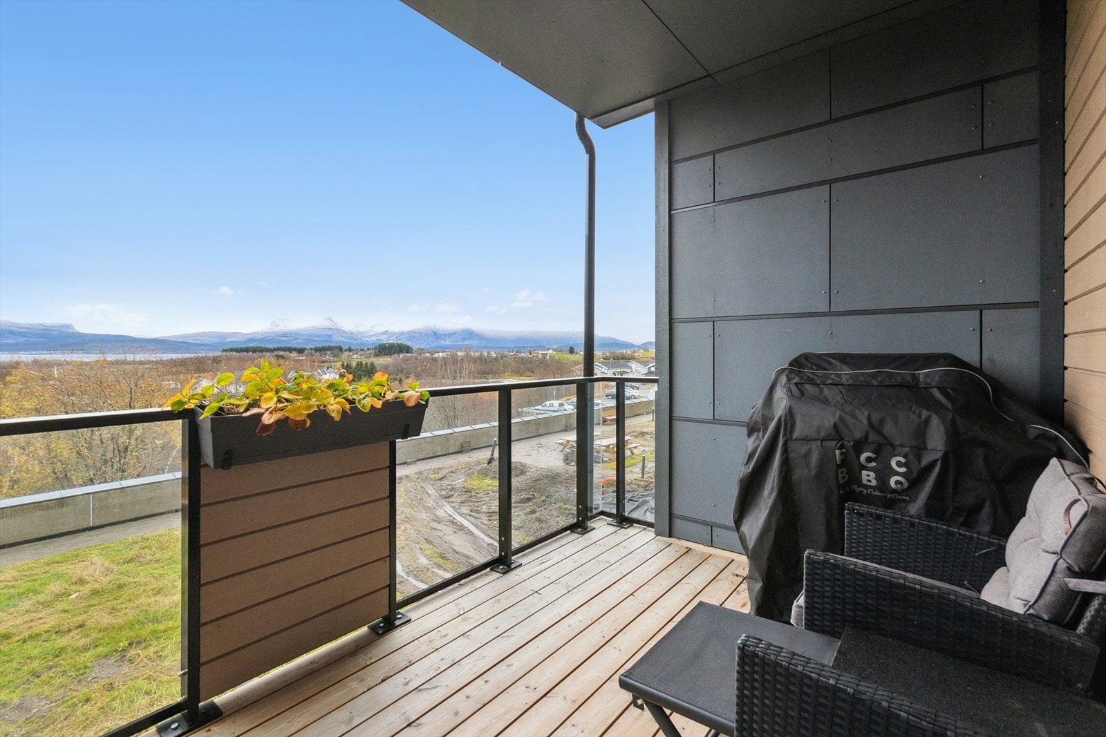 Balkongen vender mot solrike sør, og har flott, vidstrakt utsikt mot Børvasstindan. Galleribilde