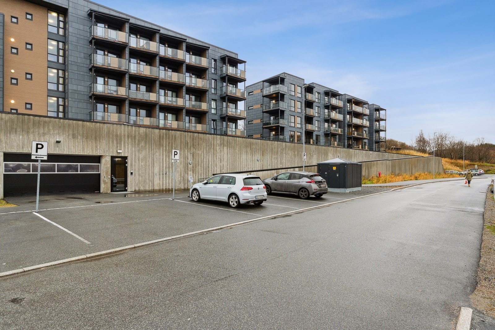 Det er akkurat åpnet for muligheten til å kunne kjøpe seg en parkeringsplass i anlegget om ønskelig, kontakt megler for nærmere informasjon. Galleribilde