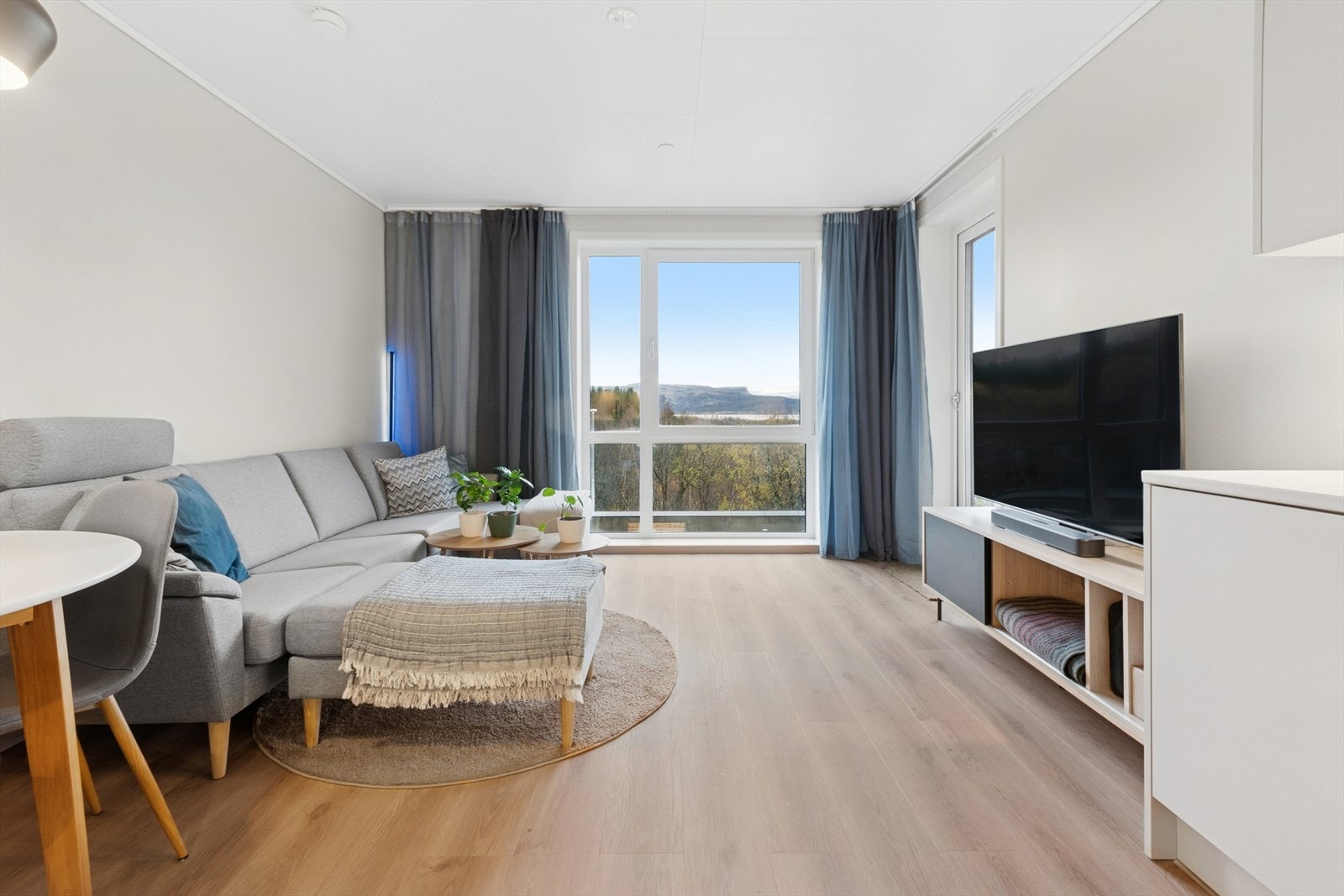 Fra stuen har du utgang til en sørvendt balkong. Galleribilde