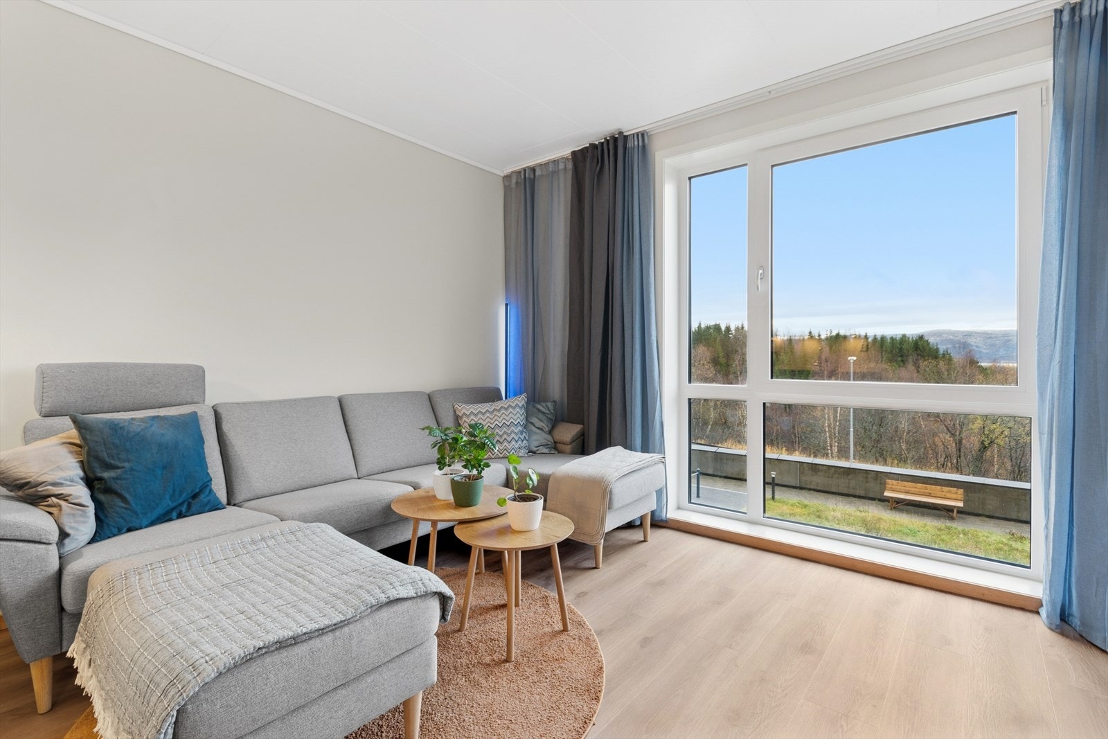 Stuen har god plass til både en romslig sittegruppe og spisestuemøblement i kontakt med kjøkkenet. Galleribilde