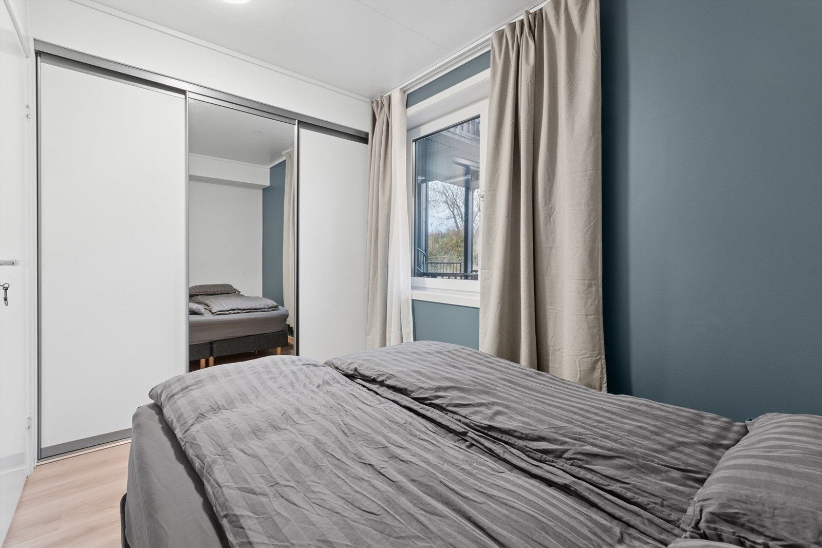 Rommet er oppmalt i en behagelig blåtone. Galleribilde