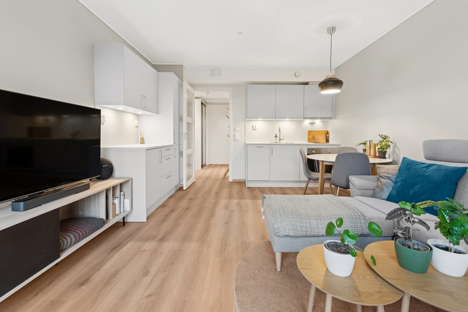 Boligen har en godt utnyttet planløsning, med lyse og lune farge- og materialvalg som gjør den enkel å tilpasse etter eget ønske og behov. Galleribilde