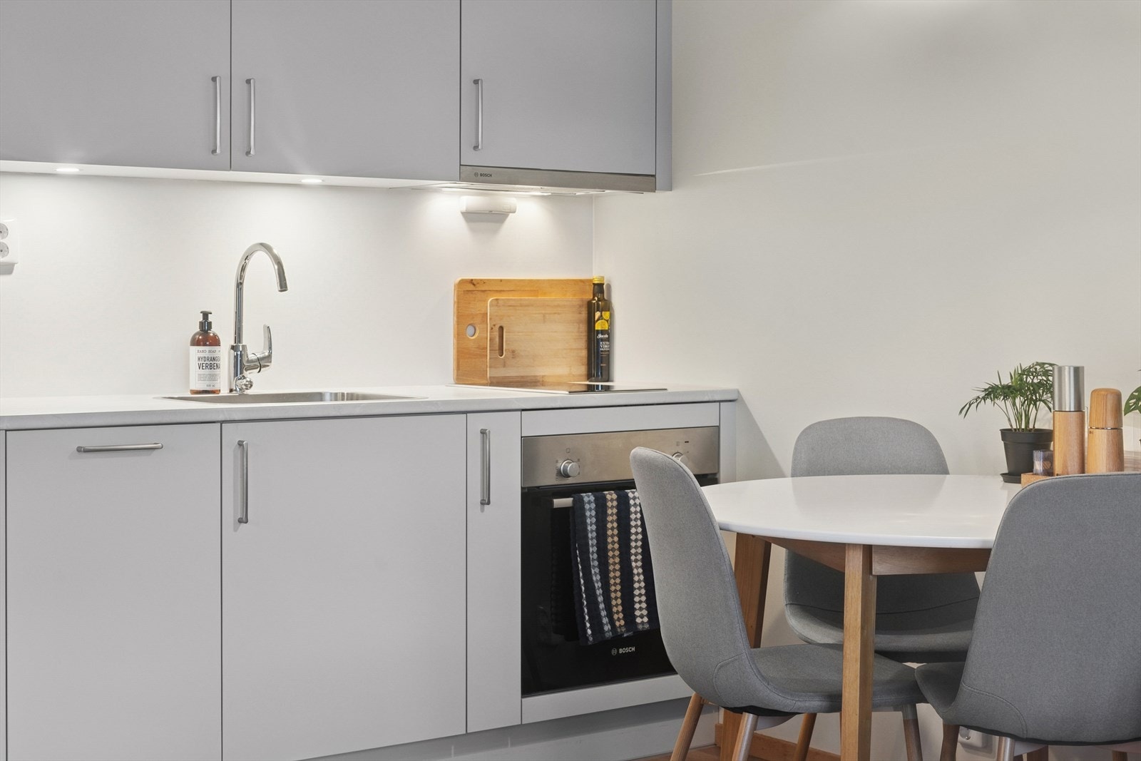 Innredningen har en godt belyst arbeidsflate og normalt god oppbevaringsplass, samt integrerte hvitevarer. Galleribilde