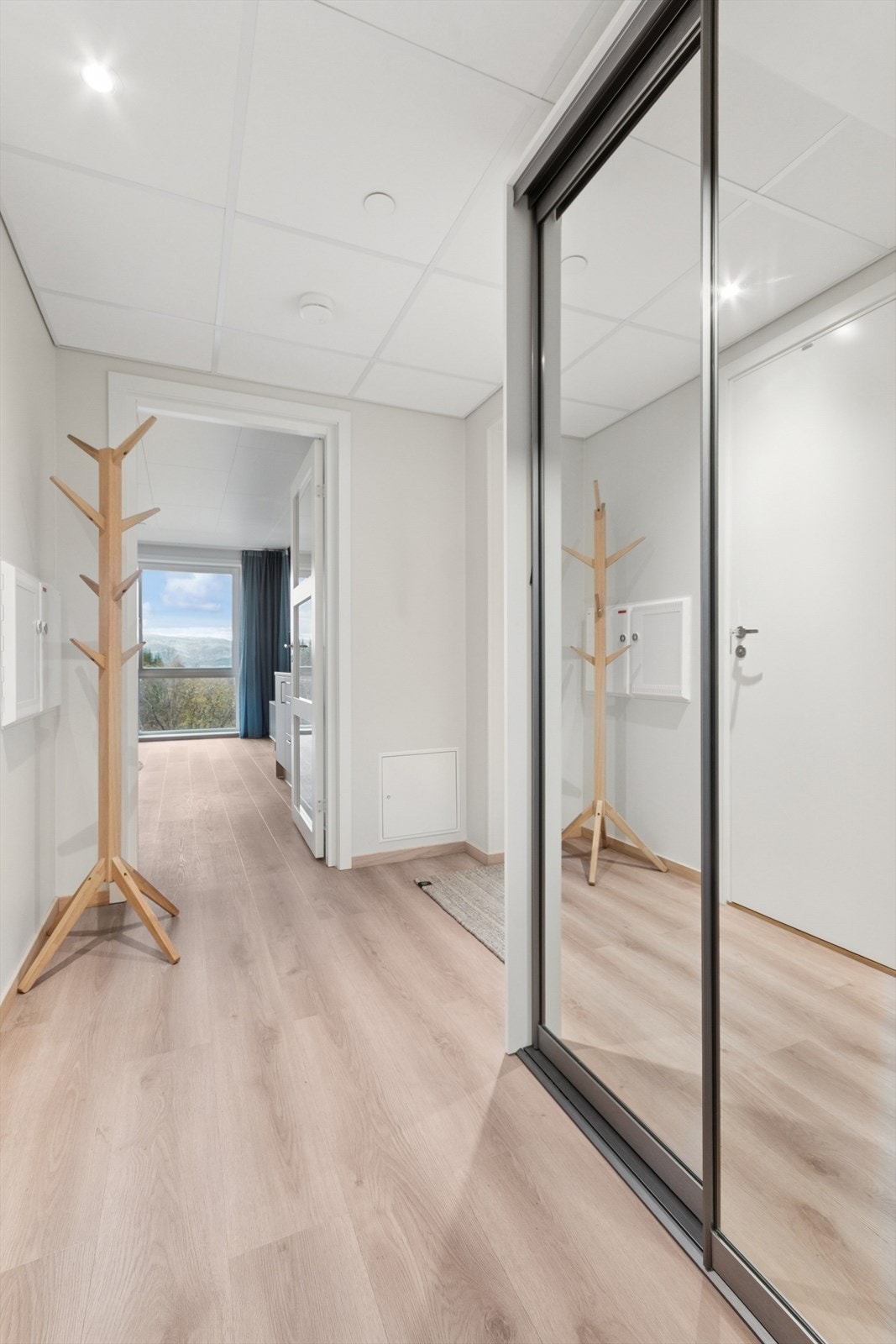 Boligen har et innbydende inngangsparti som binder leiligheten sammen, og har en romslig skyvedørsgarderobe med speildører. Galleribilde