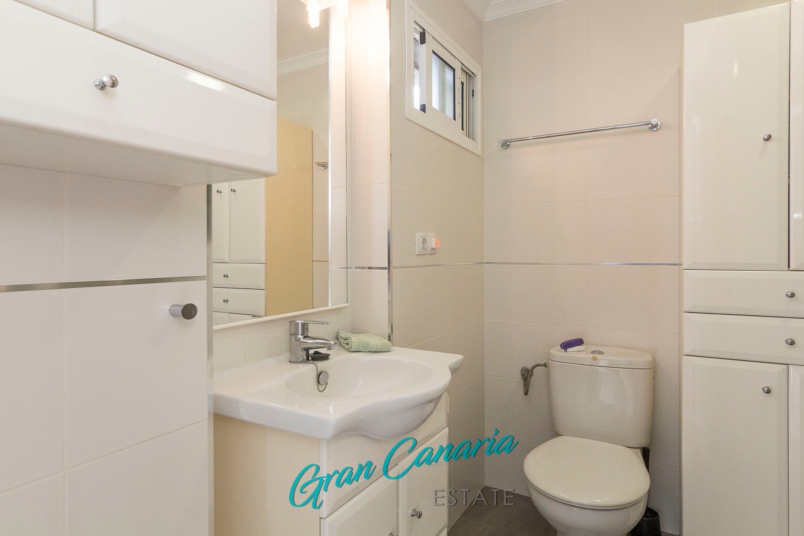 Moderne flislagt bad med vaskemaskin Galleribilde