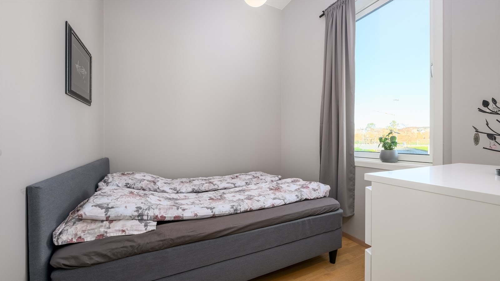 Veggene er malt opp i tidsmessige gråtoner, det er listfrie overganger til himlingene Galleribilde