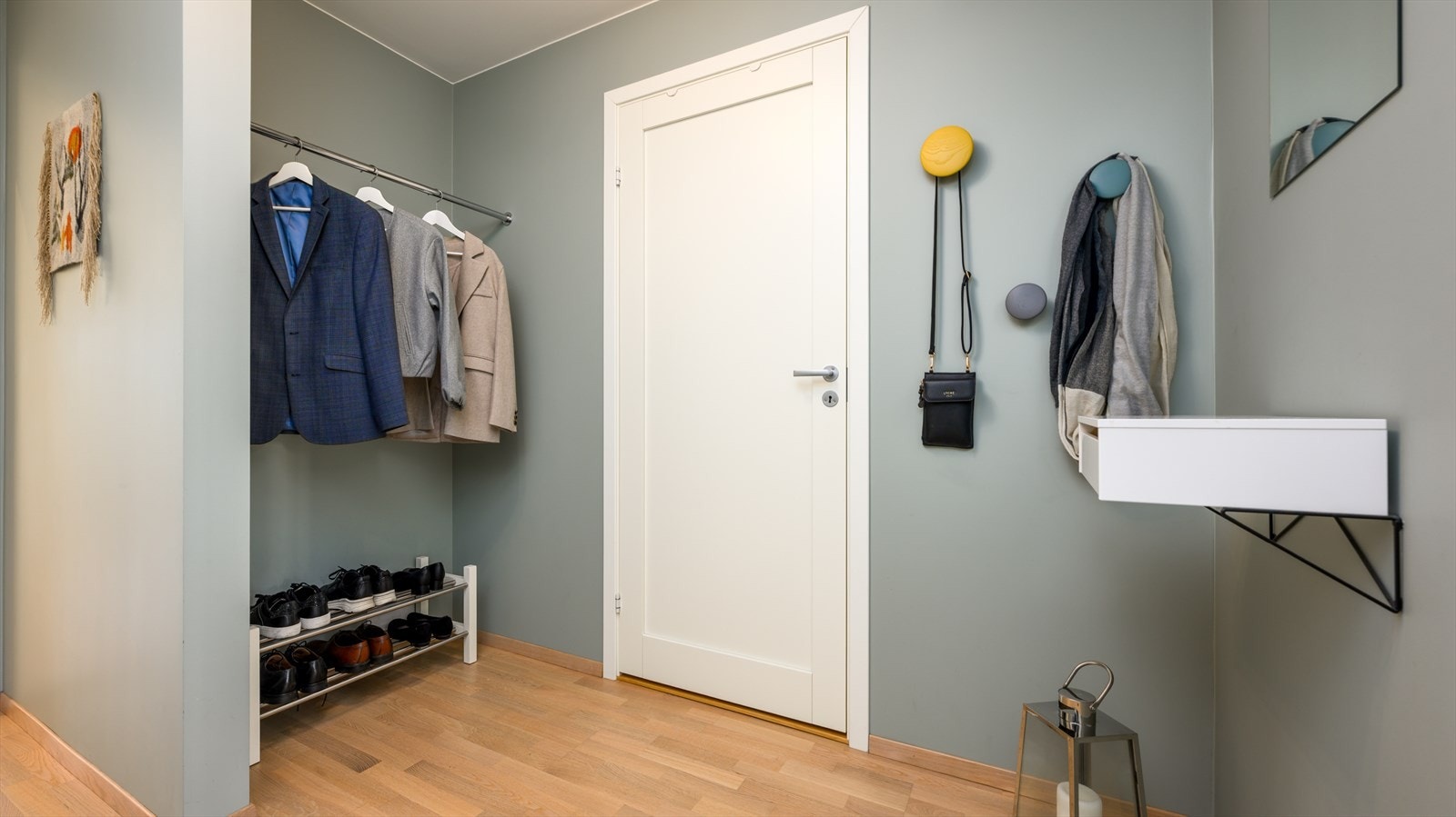 Entreen har en nisje med plass til garderobeløsning, og det er direkte adkomst til både vaskerom og wc-rom. Galleribilde