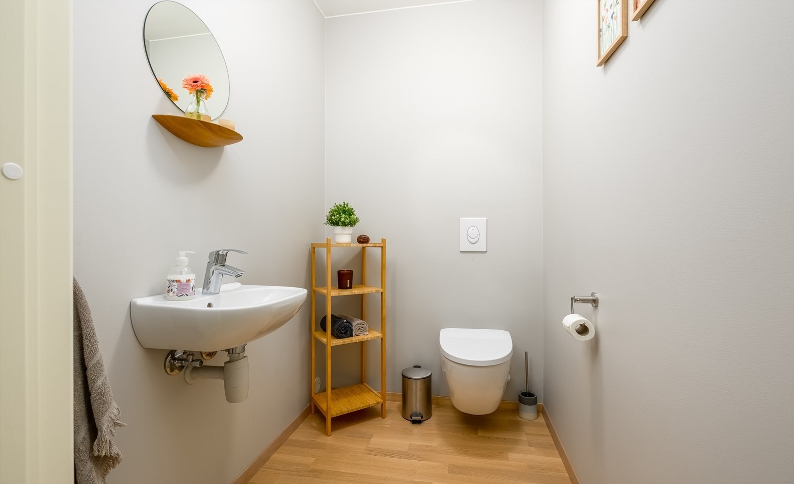 I hendig tilknytning til entreen er det et separat wc-rom Galleribilde