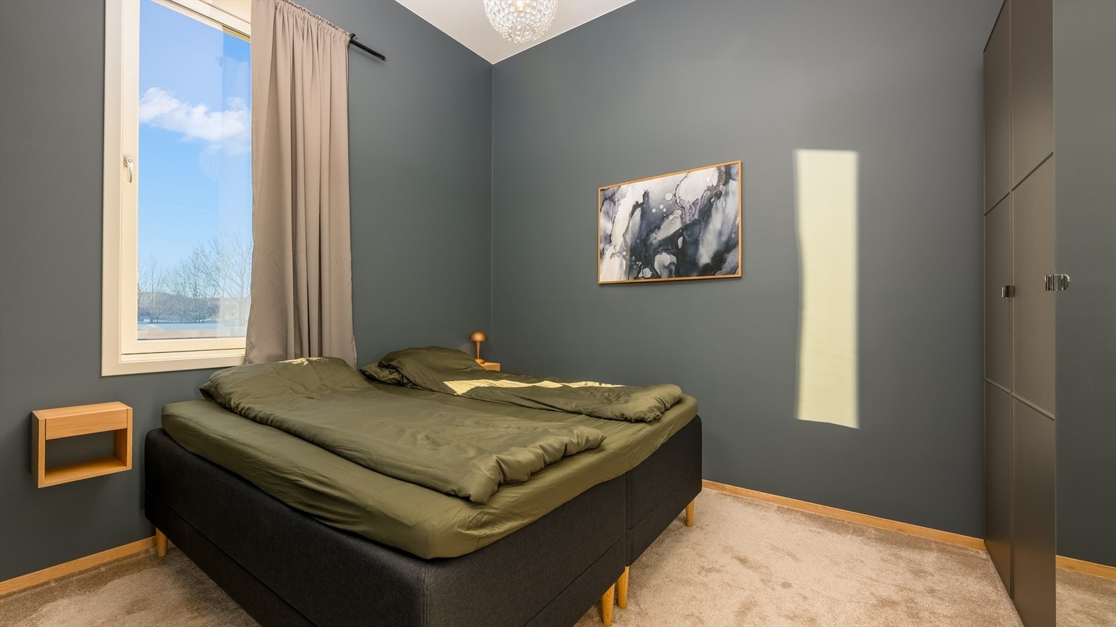 Store vinduer sørger for rikt, naturlig lysinnslipp, Galleribilde