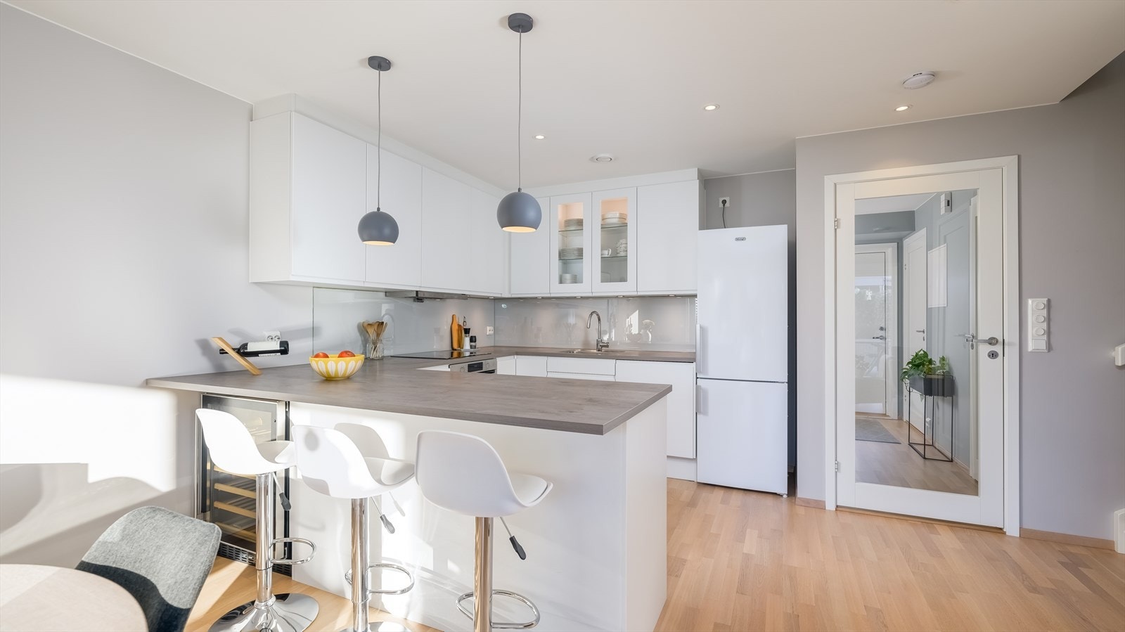 kjøkkenet utstyrt med integrerte hvitevarer som oppvaskmaskin, stekeovn og koketopp, samt ventilator, komfyrvakt, benkestikk og god arbeidsbelysning. Galleribilde