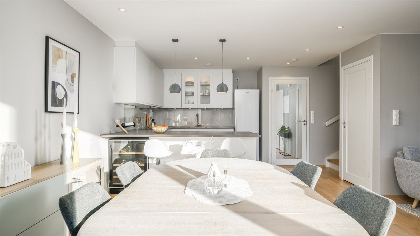 Ut mot stuen er det etablert en barløsning med spiseplass Galleribilde