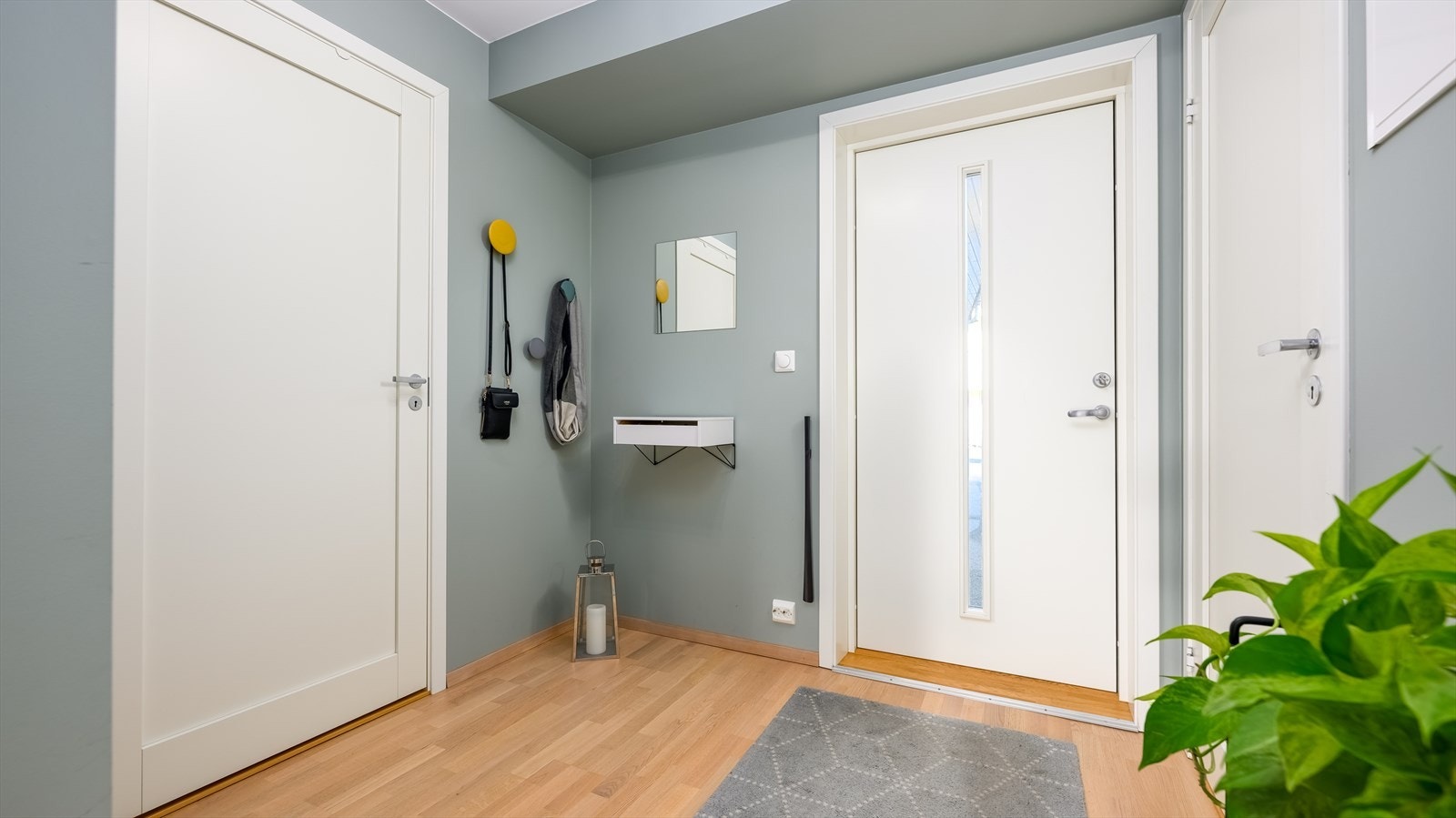 Pen entré med gråmalte vegger Galleribilde