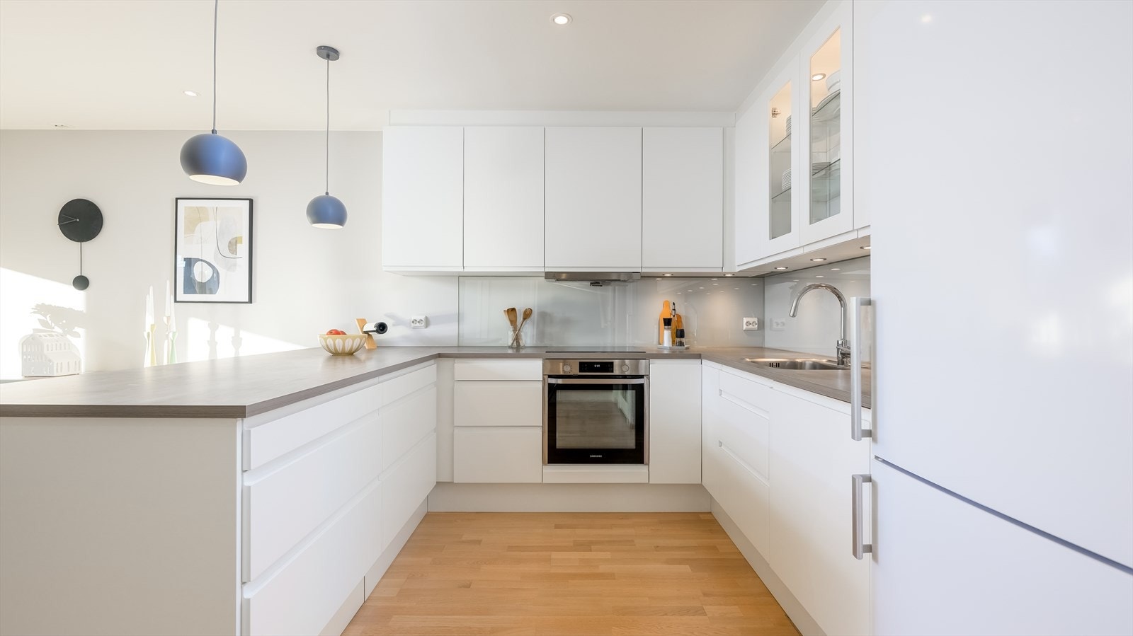 Kjøkkenet har et moderne og smakfullt design med gode benkeflater og rikelig med oppbevaringsplass. Galleribilde