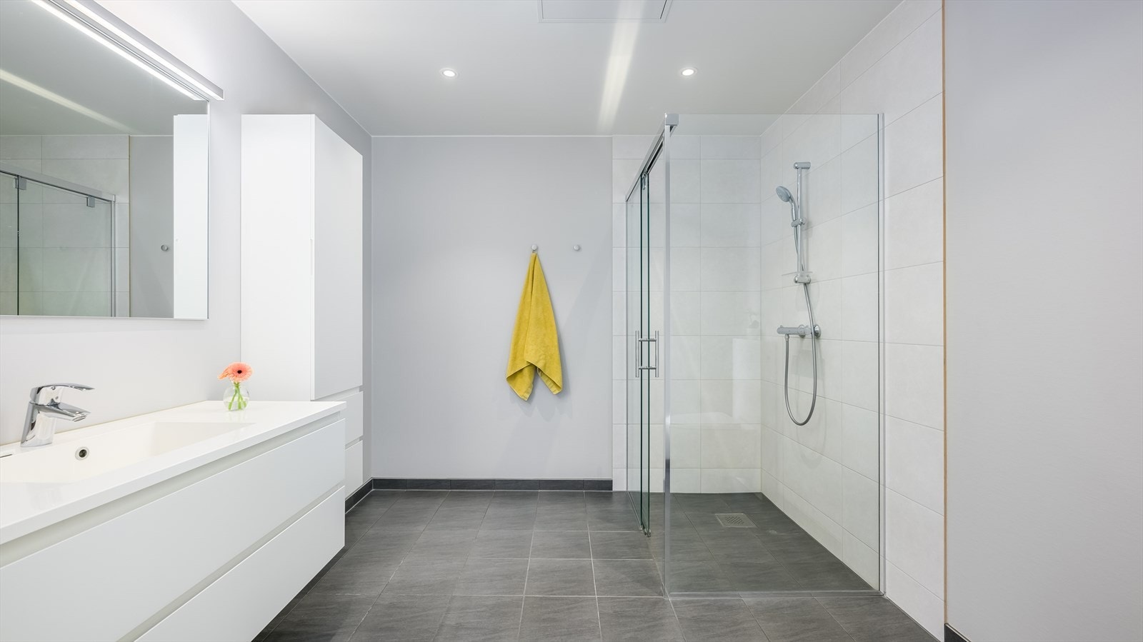 Badet ligger ved soverommene i andre etasje, og fremstår som romslig, pent og velholdt. Galleribilde