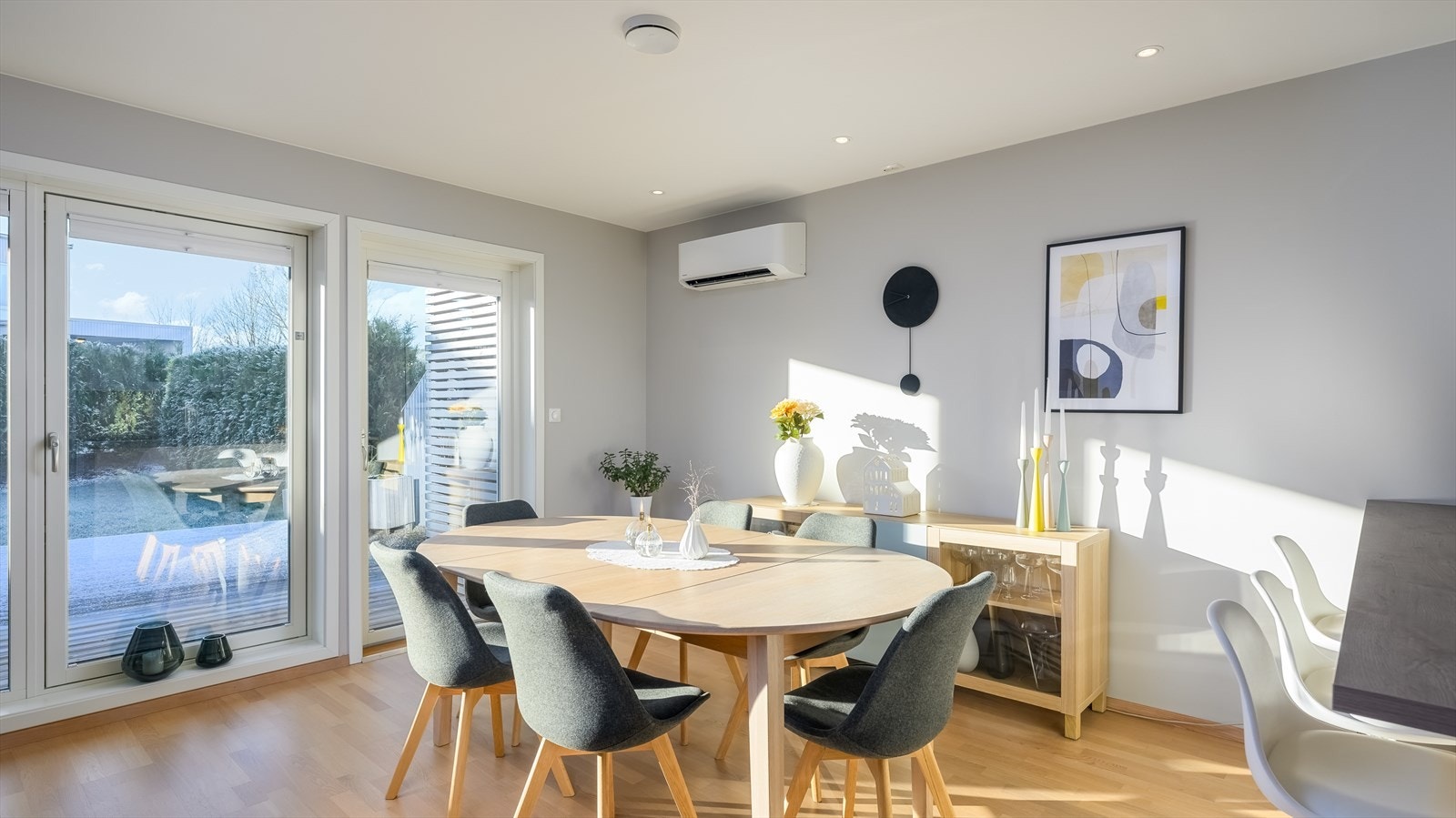 Dagslyset strømmer inn via store vinduer, Galleribilde