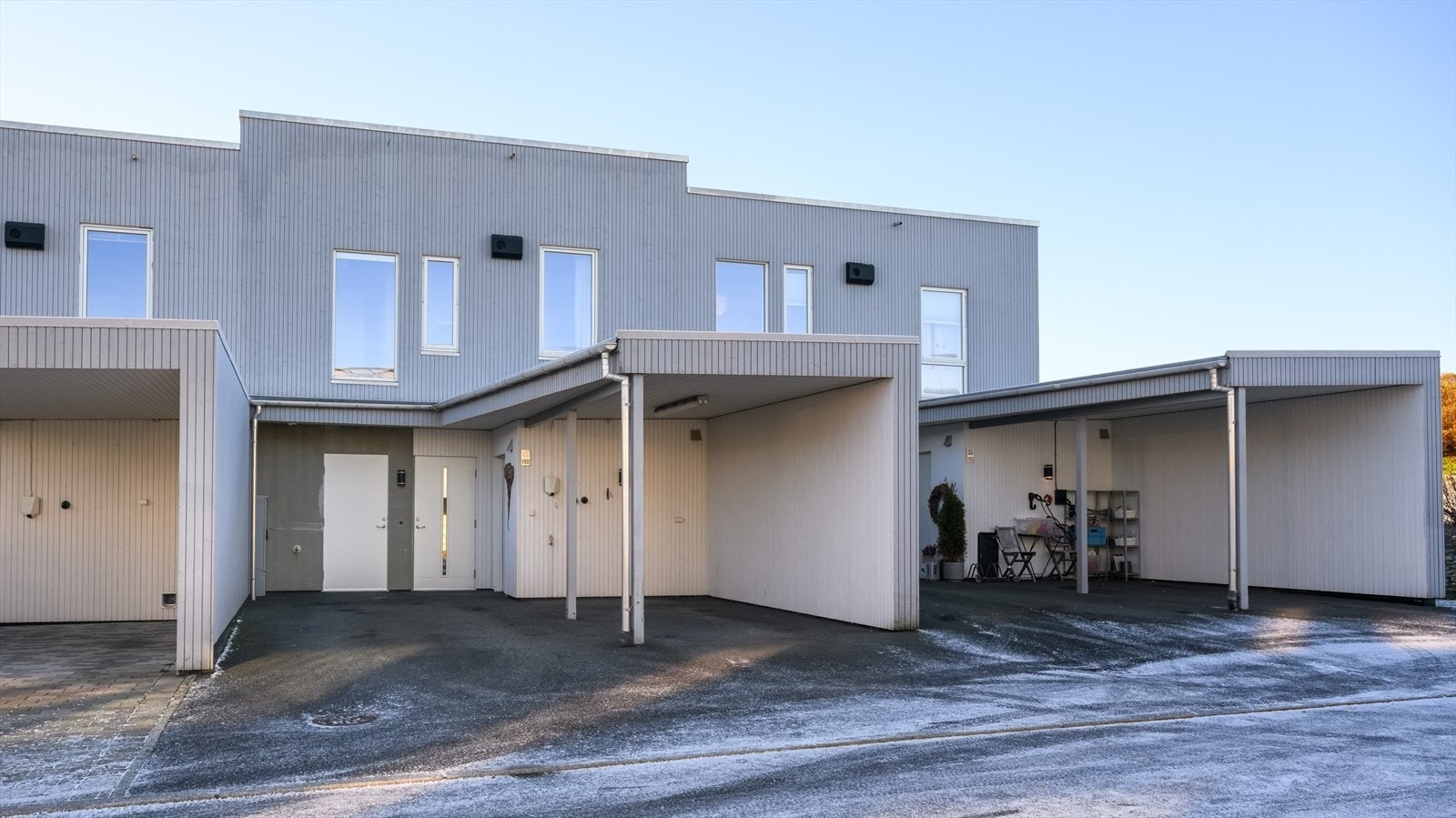 Ved inngangen har boligen en carport. Carporten er en del av et gårdsrom med belegningsstein. Galleribilde