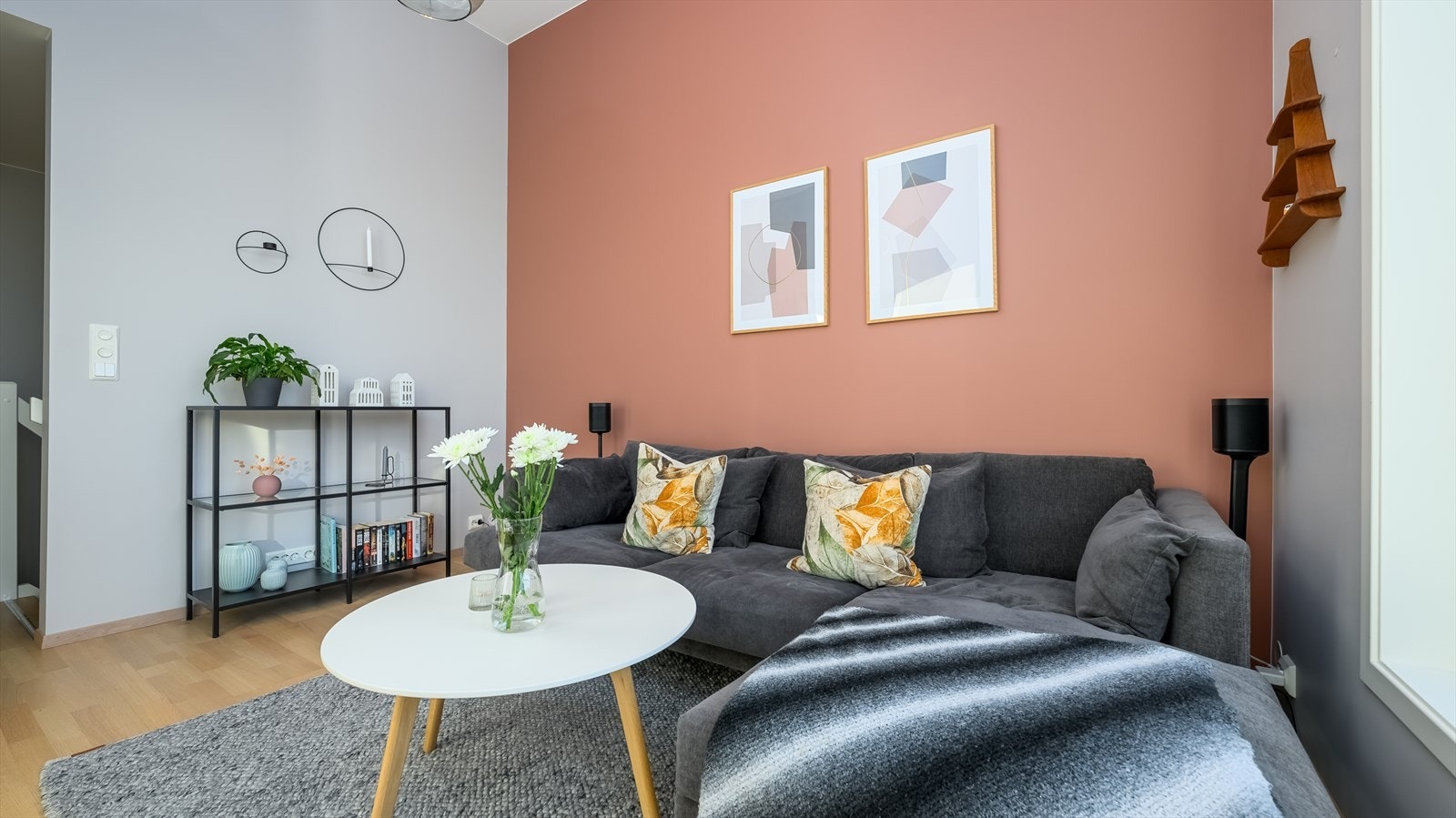 Veggene i loftstuen er malt opp i tidsmessige farger som står godt til parkettgulvet, Galleribilde