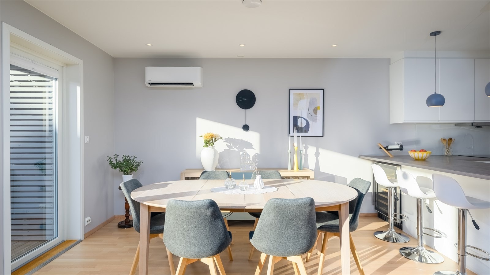 Stuen ligger i åpen løsning med kjøkkenet, og sammen danner de et stilfullt og innbydende allrom Galleribilde