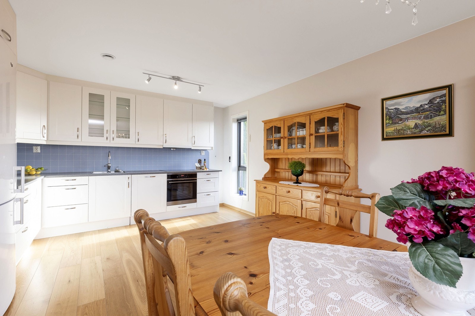 Innredningen har god skap- og benkeplass Galleribilde