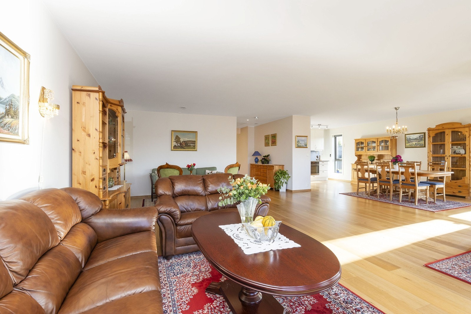 Boligen har 1-stavs parkett og lyse overflater Galleribilde