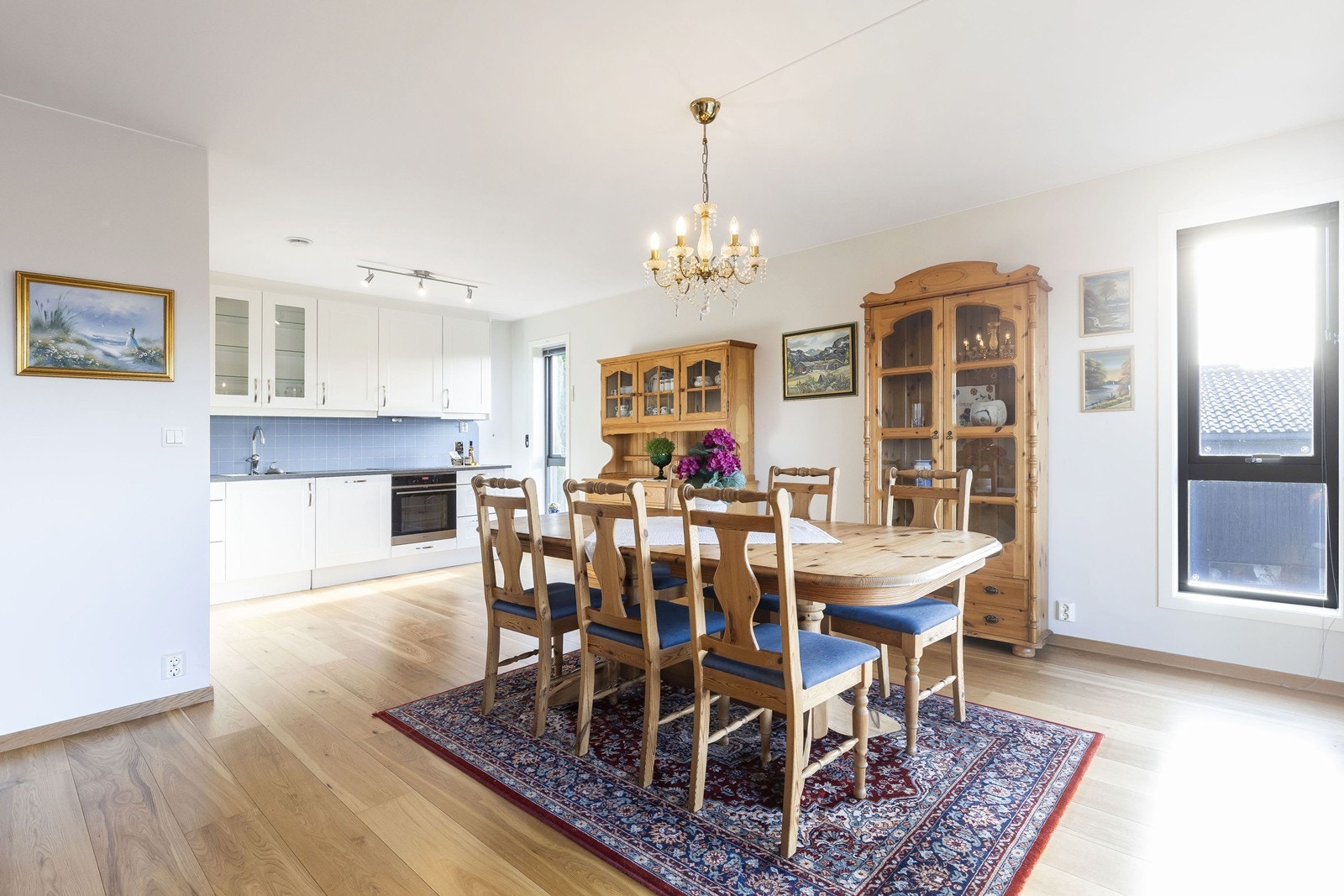 Åpen kjøkkenløsning med hvit kjøkkeninnredning fra Systemkjøkken Galleribilde