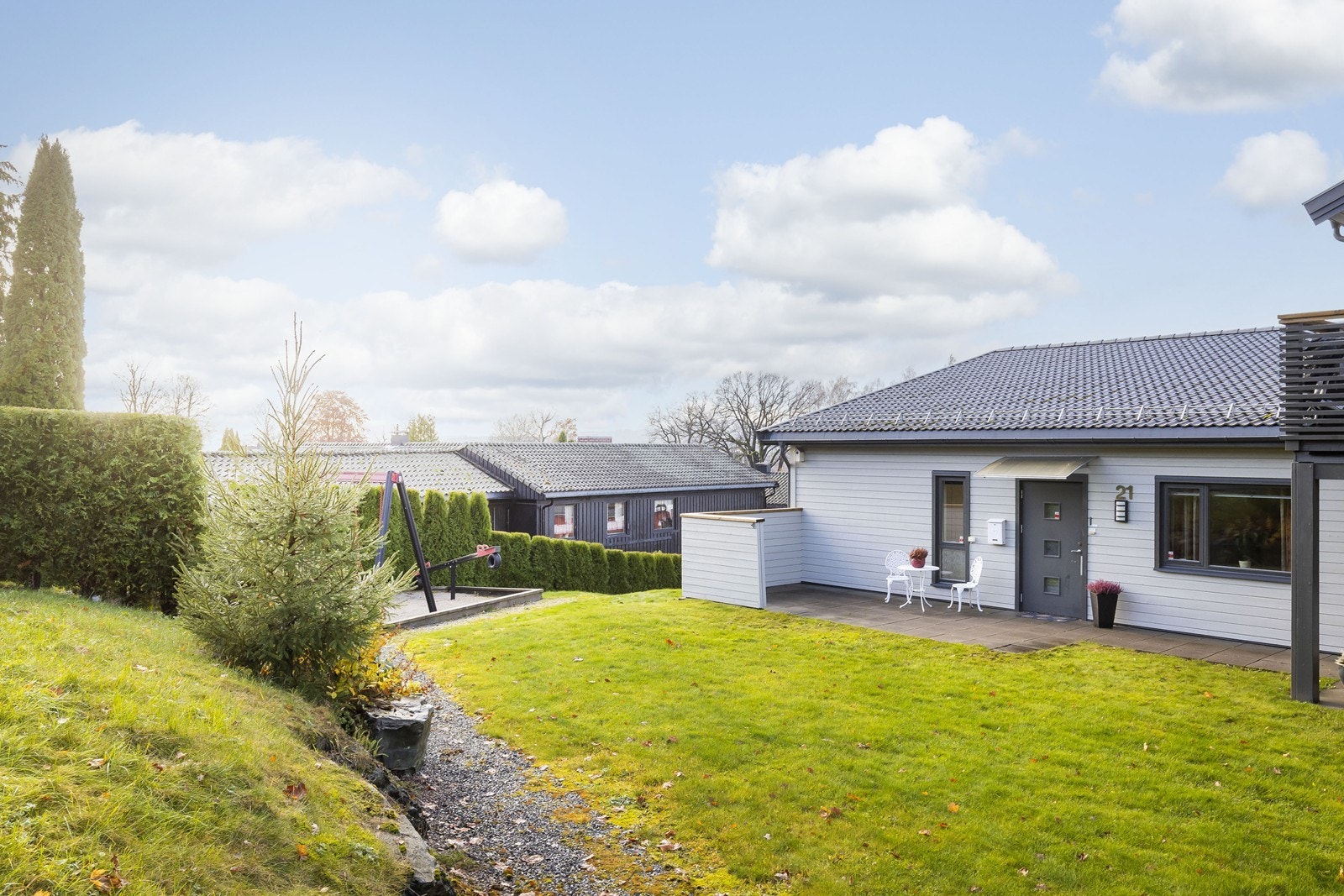 Tomten er felles eiet med plen, hekk og diverse beplantning. Galleribilde