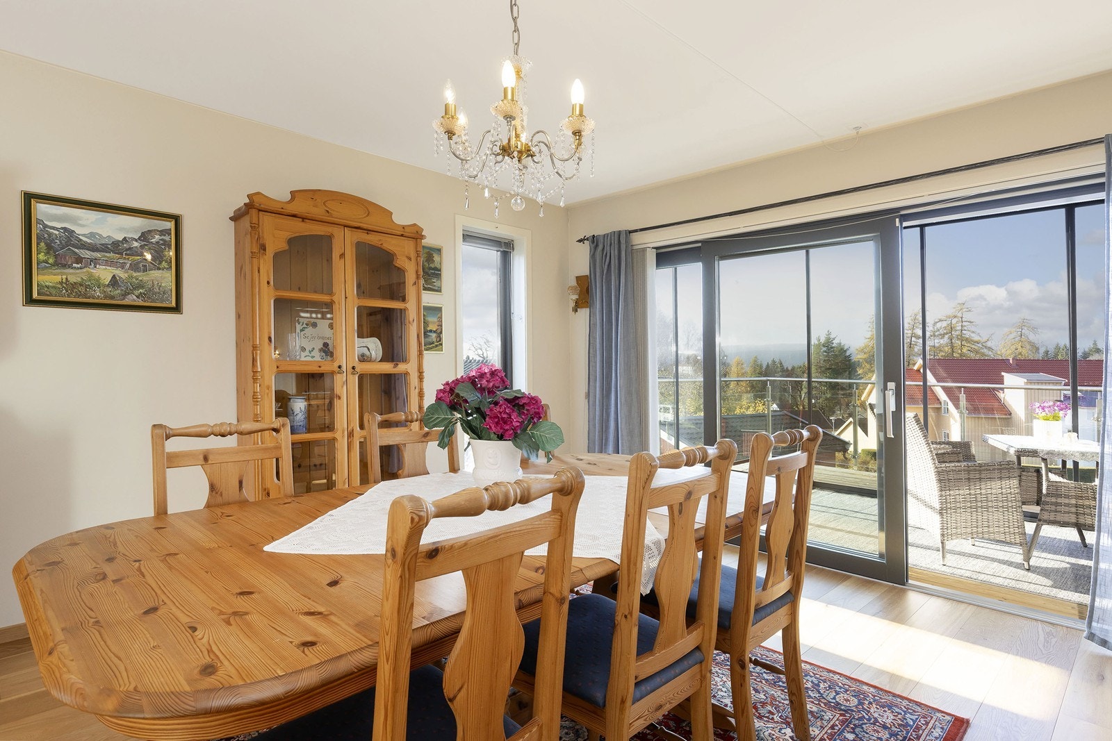 Skyvedør ut til innglasset balkong Galleribilde