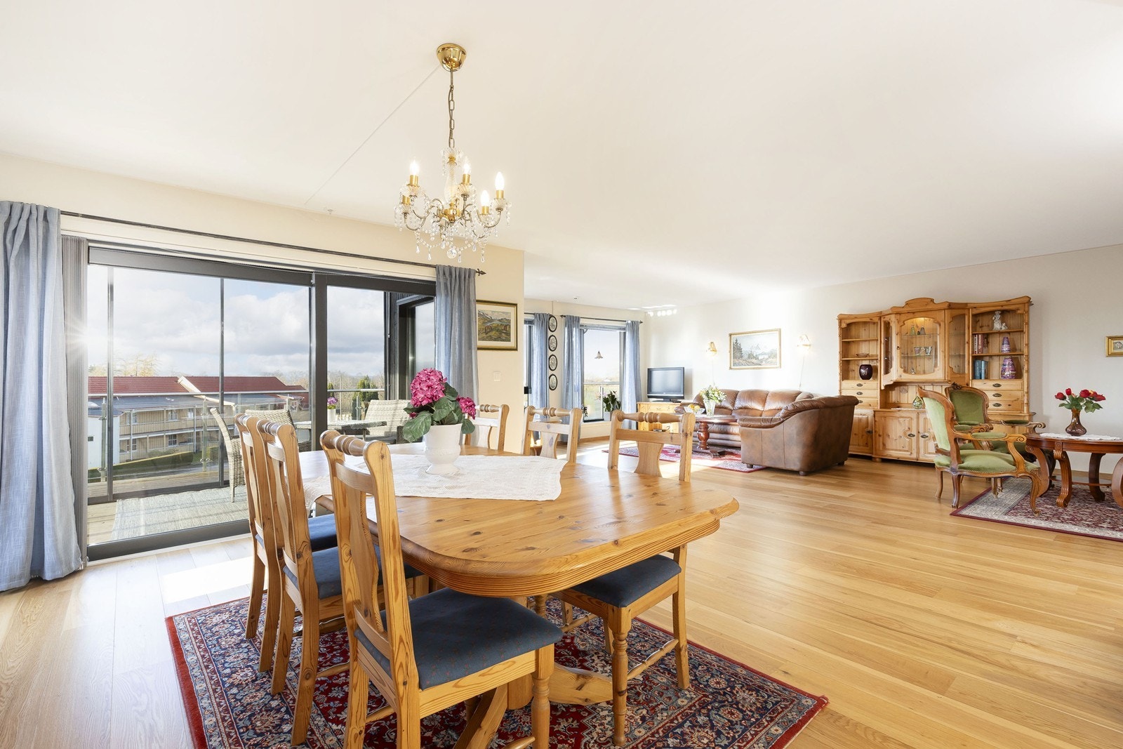 Stor og koselig stue med plass til spisemøblement Galleribilde