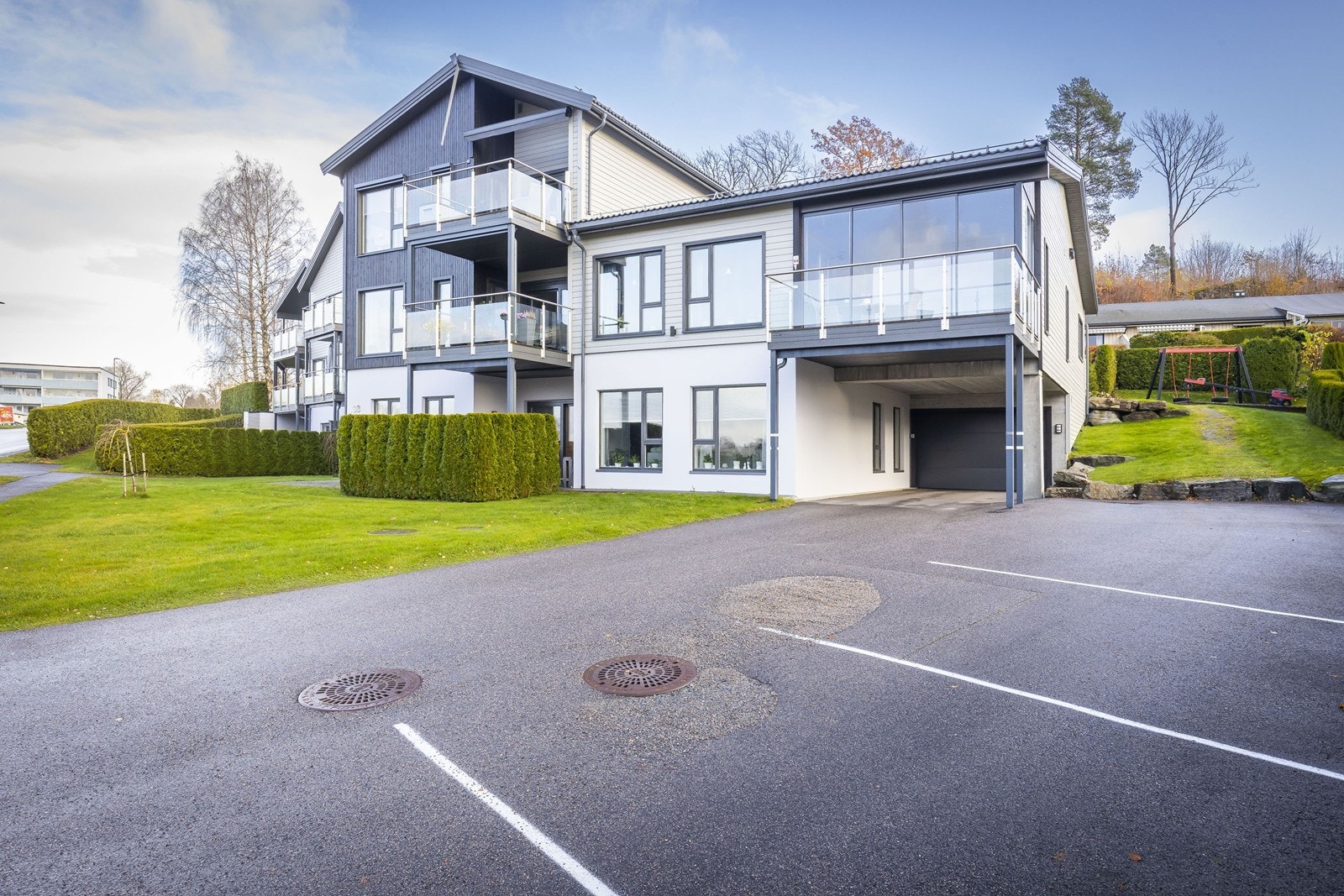 Felles gjesteparkering på siden av bygget Galleribilde