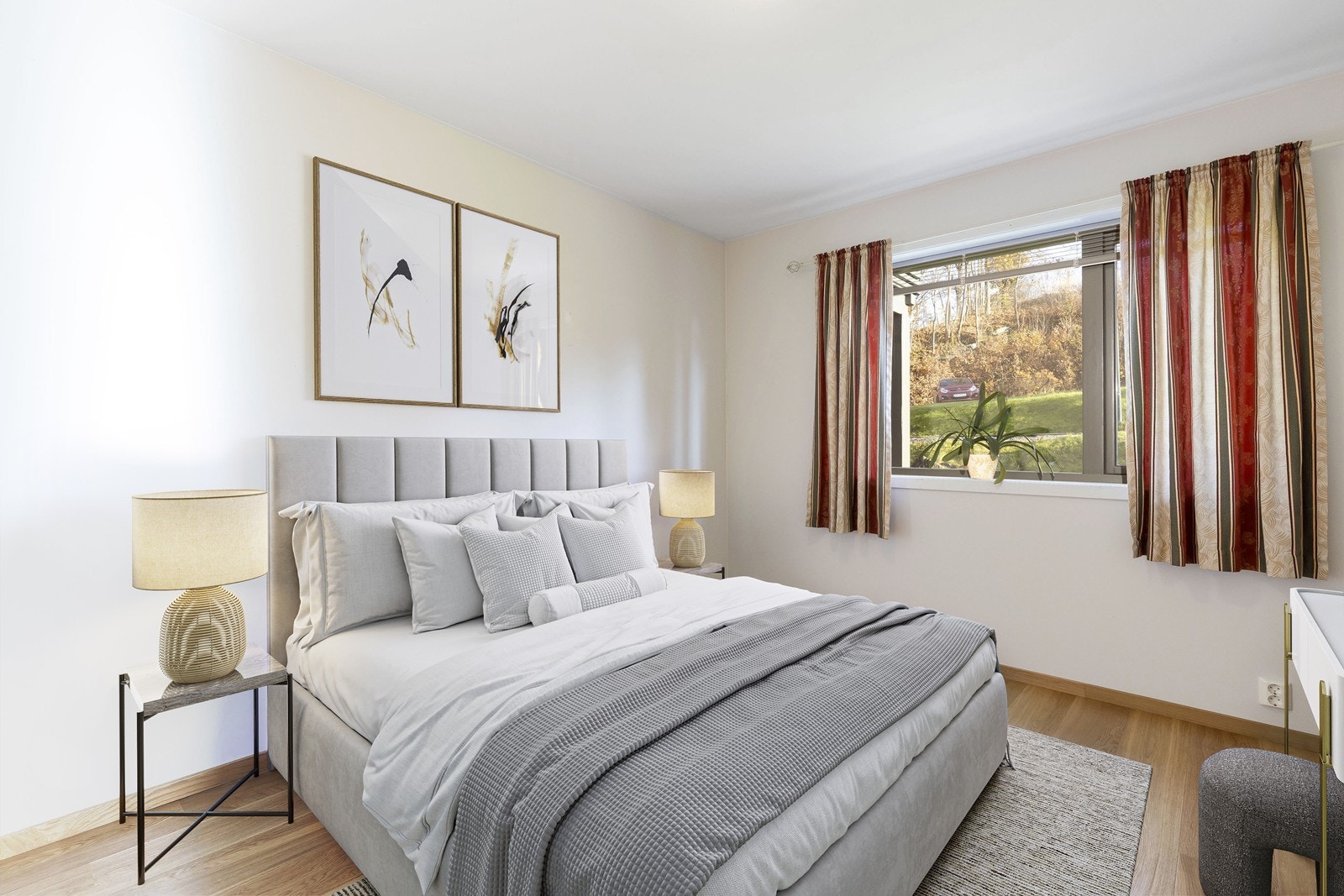 Romslig soverom med god plass til dobbeltseng Galleribilde