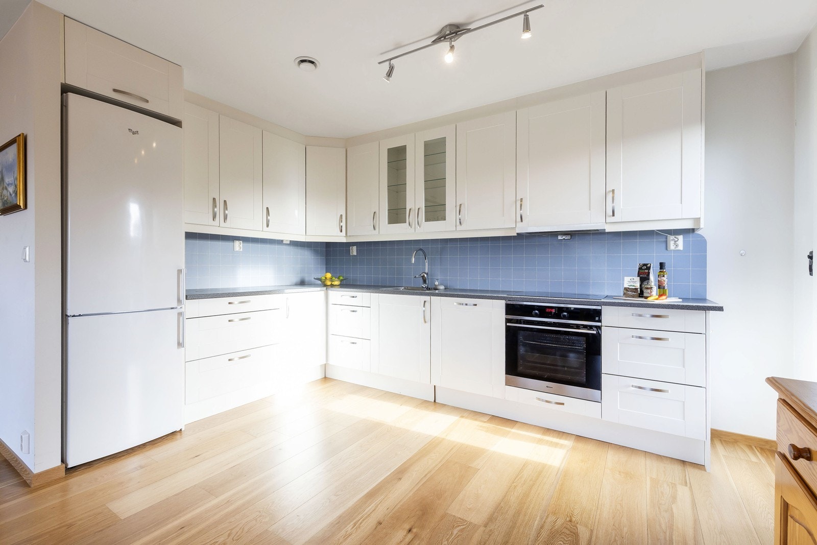 Det er lagt plater under vegg langs overskap for et enklere renhold Galleribilde