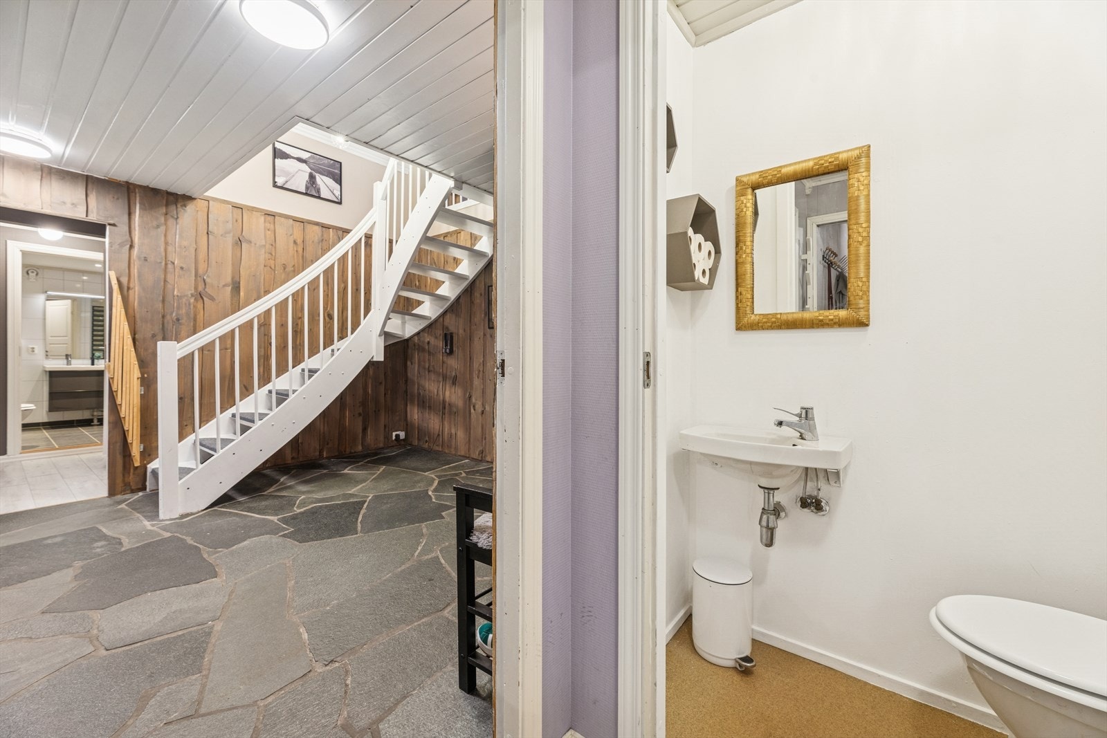 Med adkomst fra entreen finner du et praktisk toalettrom. Galleribilde