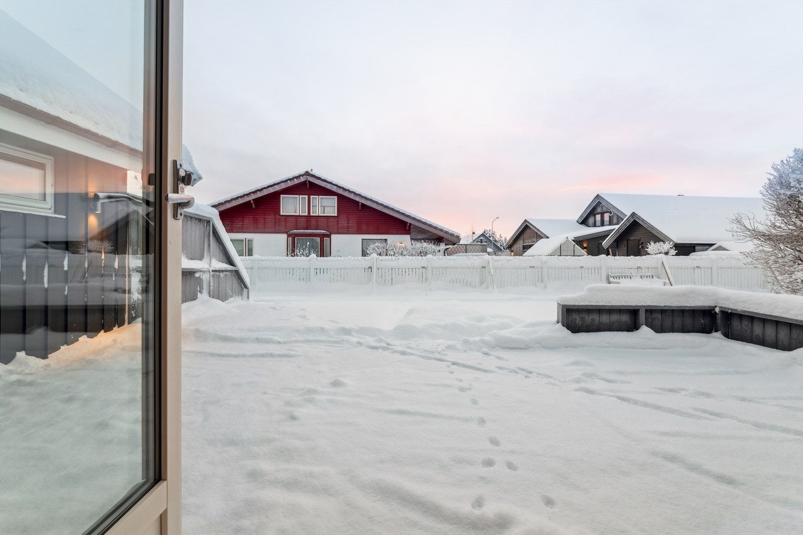Terrassen er perfekt for solrike dager, og har en god størrelse og gir rikelig plass til utemøbler. Galleribilde