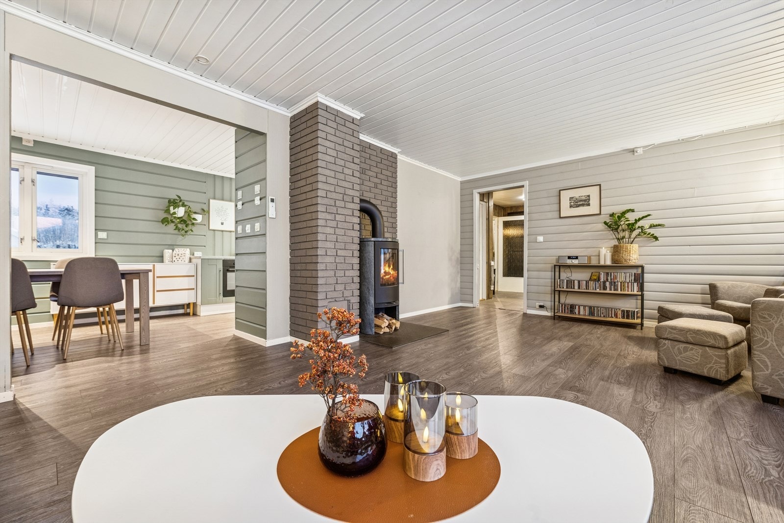 Kjøkkenet ligger praktisk til rett ved stuen, noe som gir en åpen og sosial løsning. Galleribilde